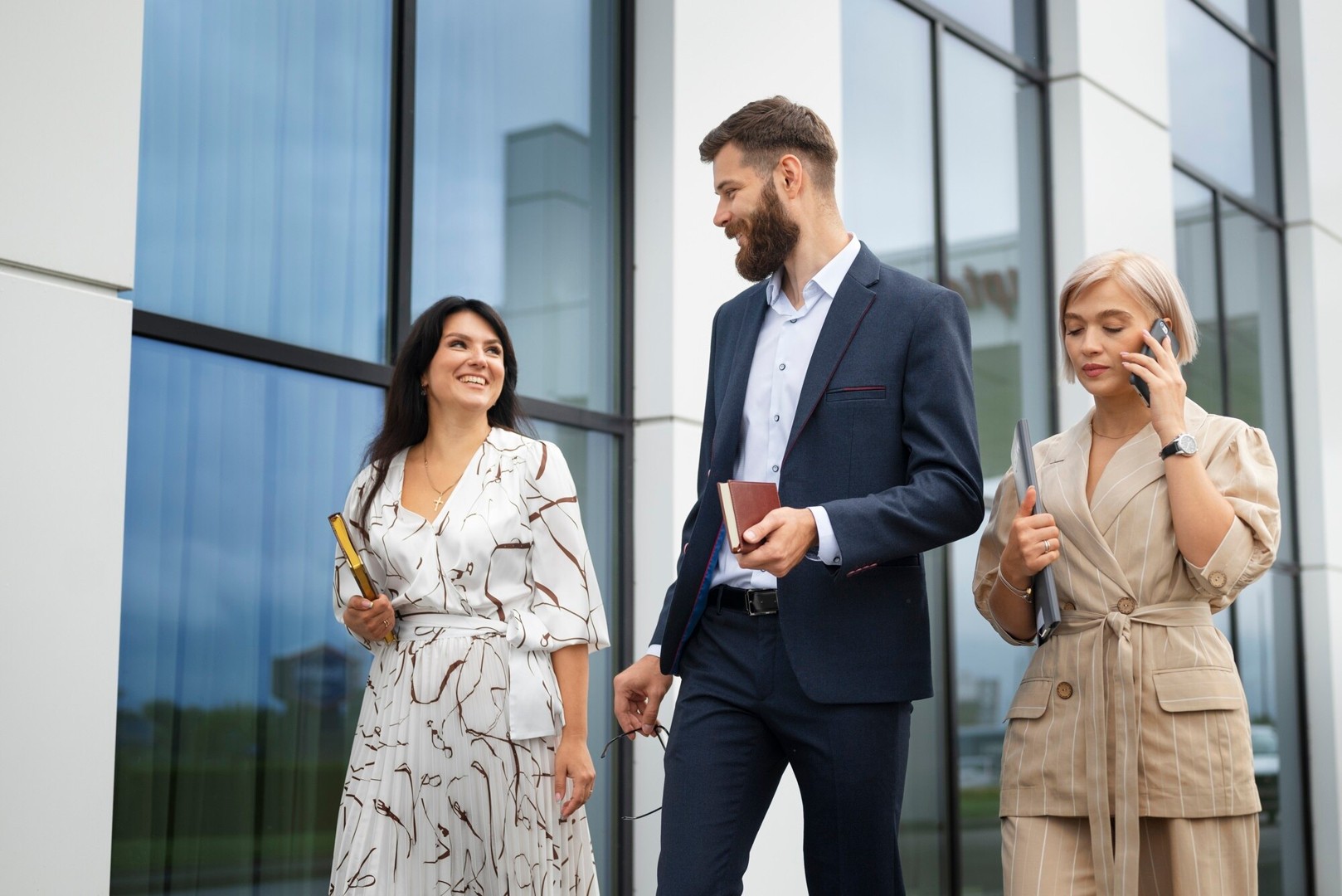 Studenten beim gemeinsamen Lernen über Börseninvestitionen